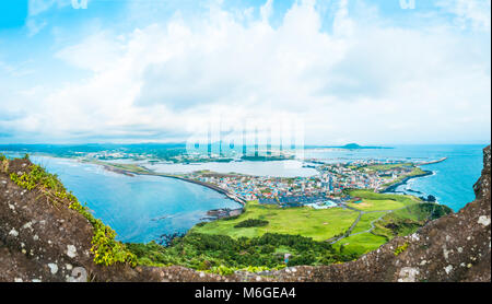 La vista dalla cima della famosa Seongsan mountain in una giornata di vento a riva di origine vulcanica Jeju Island - Corea del Sud Foto Stock