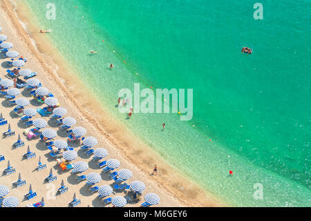 Vista aerea del popolo rilassante sulla spiaggia su caldo giorno d'estate sul rivestimento di Amalfi, Italia Foto Stock