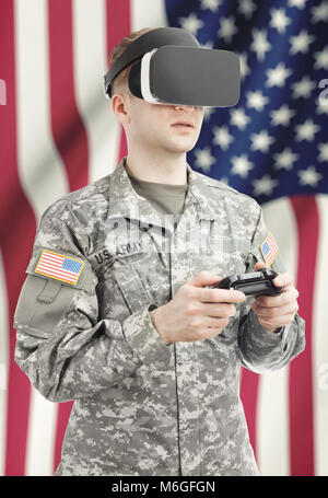 In ambienti chiusi immagine ravvicinata del soldato indossando occhiali VR e controller in mani Foto Stock