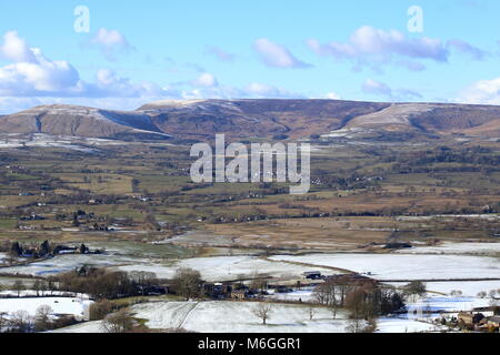 La Bowland Fells e il villaggio di Chipping visto dal Longridge cadde, Lancashire, Regno Unito. Foto Stock