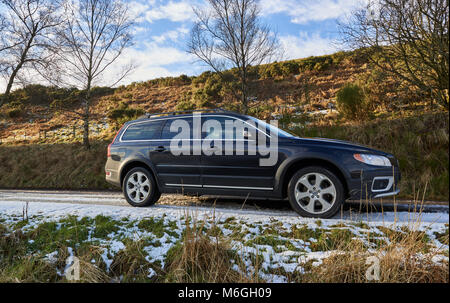 Una Volvo XC70 Station Wagon su una strada nelle Highlands della Scozia. Foto Stock