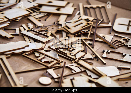 Scarti di taglio laser di legno compensato in officina. Primo piano Foto Stock