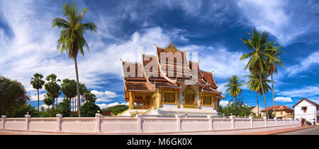 Giornata di sole, tempio buddista presso il palazzo reale di complessi in Luang Prabang, vicino a Nam Kham e il fiume Mekhong, Laos Foto Stock