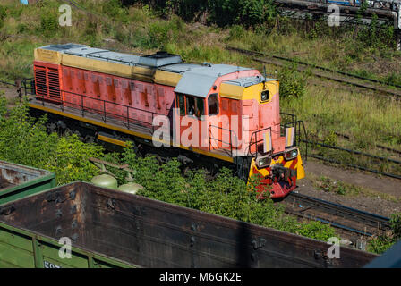 Locomotiva merci che trasporta rottami metallici in una vista aerea dell'impianto metallurgico Foto Stock