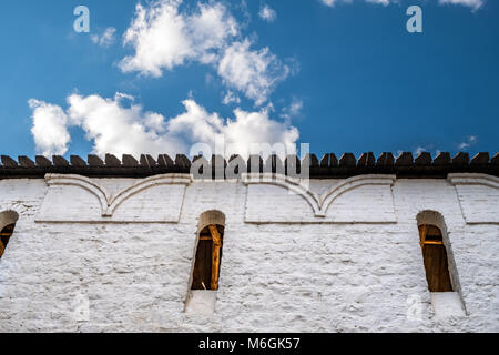 Muro di pietra dipinto di bianco con abbracci nell'antico Cremlino di Kazan Foto Stock