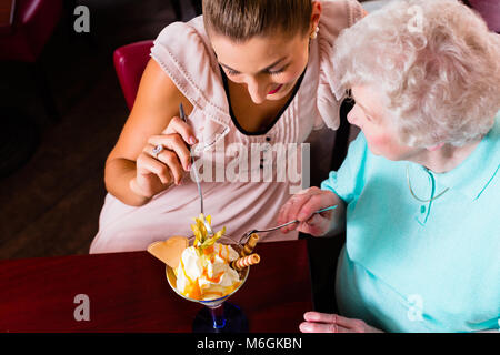 La nonna e la giovane donna a mangiare il gelato Foto Stock
