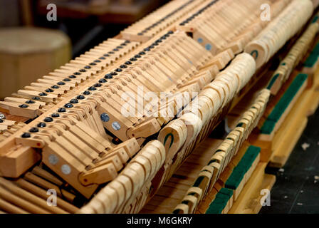 Martelli di legno del vecchio smontato pianoforte Foto Stock