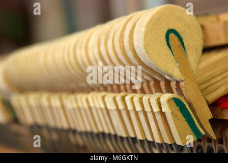 Martelli di legno del vecchio smontato pianoforte Foto Stock