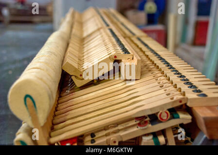 Martelli di legno del vecchio smontato pianoforte Foto Stock