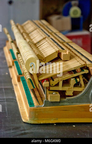 Martelli di legno del vecchio smontato pianoforte Foto Stock