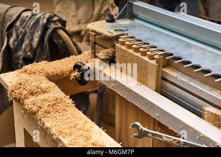 Giunto a coda di rondine. Lavorazione del legno e produzione di carpenteria. Parte di un cassetto in legno realizzato con una fresatrice. Primo piano Foto Stock