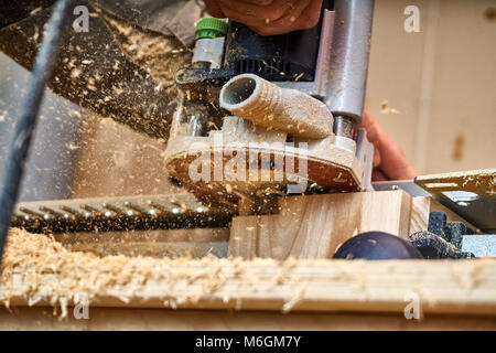 Giunto a coda di rondine. Lavorazione del legno e produzione di carpenteria. Parte di un cassetto in legno realizzato con una fresatrice. Primo piano Foto Stock