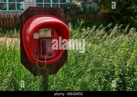 Cabina telefonica rossa per chiamate di emergenza in campagna Foto Stock