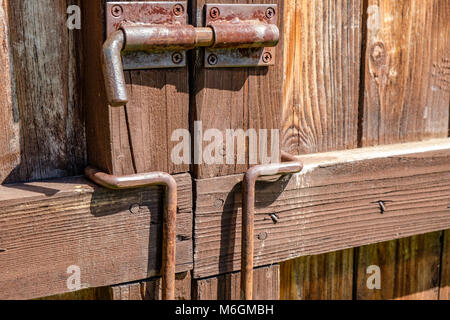 Serratura in metallo su cancello in legno in vista giorno sole vicino Foto Stock