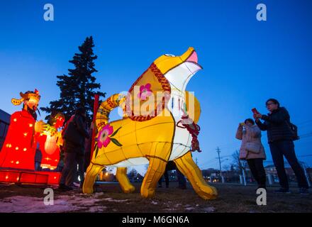 Toronto, Canada. 3 Mar, 2018. I visitatori di scattare foto durante il 2018 Toronto Qinhuai festa delle lanterne a Toronto in Canada, 3 marzo 2018. Credito: Zou Zheng/Xinhua/Alamy Live News Foto Stock