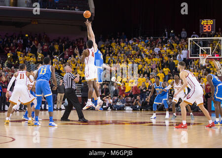 03 marzo 2018: USC Trojans e UCLA Bruins nella punta fuori in una NCAA pallacanestro tra l'UCLA Bruins vs USC Trojans al Galen Center di Los Angeles, CA: Jordon Kelly/CSM(Jordon Kelly : © Cal Sport Media) Credito: Cal Sport Media/Alamy Live News Foto Stock