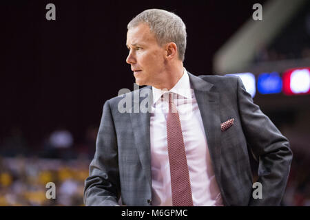 03 marzo 2018: USC Trojans head coach Andy Enfield in NCAA pallacanestro tra l'UCLA Bruins vs USC Trojans al Galen Center di Los Angeles, CA: Jordon Kelly/CSM(Jordon Kelly : © Cal Sport Media) Credito: Cal Sport Media/Alamy Live News Foto Stock