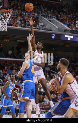 03 marzo 2018: USC Trojans avanti Chimezie Metu (4)in una NCAA pallacanestro tra l'UCLA Bruins vs USC Trojans al Galen Center di Los Angeles, CA: Jordon Kelly/CSM(Jordon Kelly : © Cal Sport Media) Credito: Cal Sport Media/Alamy Live News Foto Stock