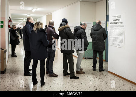 Fiuggi, Italia. 04 Mar, 2018. Il Presidente del Parlamento europeo Antonio Tajani, indicato da Silvio Berlusconi come il principale candidato scelto da Forza Italia, va alle urne nella città di Fiuggi. (Italia, Fiuggi (FR), 4 marzo, 2018) il credito: Indipendente Agenzia fotografica/Alamy Live News Foto Stock