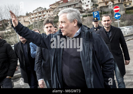 Fiuggi, Italia. 04 Mar, 2018. Il Presidente del Parlamento europeo Antonio Tajani, indicato da Silvio Berlusconi come il principale candidato scelto da Forza Italia, va alle urne nella città di Fiuggi. (Italia, Fiuggi (FR), 4 marzo, 2018) il credito: Indipendente Agenzia fotografica/Alamy Live News Foto Stock