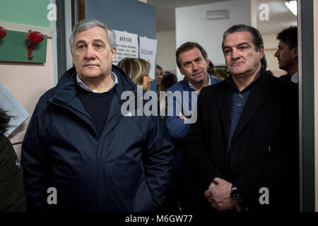 Fiuggi, Italia. 04 Mar, 2018. Il Presidente del Parlamento europeo Antonio Tajani, indicato da Silvio Berlusconi come il principale candidato scelto da Forza Italia, va alle urne nella città di Fiuggi. (Italia, Fiuggi (FR), 4 marzo, 2018) il credito: Indipendente Agenzia fotografica/Alamy Live News Foto Stock