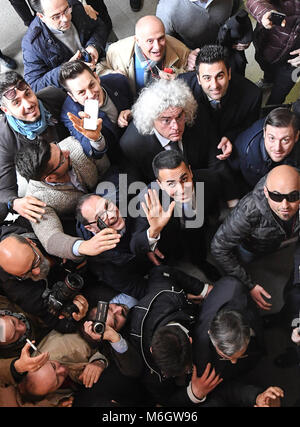 Pomigliano d'Arco, una folla di tifosi per Luigi Di Maio, leader della classifica di 5 stelle il movimento all'arrivo presso la stazione di polling di Pomigliano d'Arco. 04/03/2018 Credit: Indipendente Photo Agency Srl/Alamy Live News Foto Stock