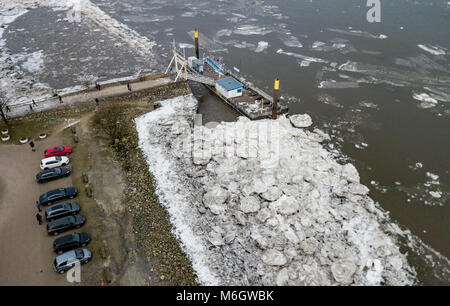 04 marzo 2018, Germania Amburgo: Ice floes e pack ice circondano un ferry terminal inil fiume Elba nella parte anteriore della bocca del porto. (Con il fuco) Foto: Axel Heimken/dpa Credito: dpa picture alliance/Alamy Live News Foto Stock