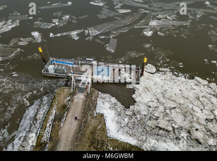 04 marzo 2018, Germania Amburgo: Ice floes e pack ice circondano un ferry terminal inil fiume Elba nella parte anteriore della bocca del porto. (Con il fuco) Foto: Axel Heimken/dpa Credito: dpa picture alliance/Alamy Live News Foto Stock