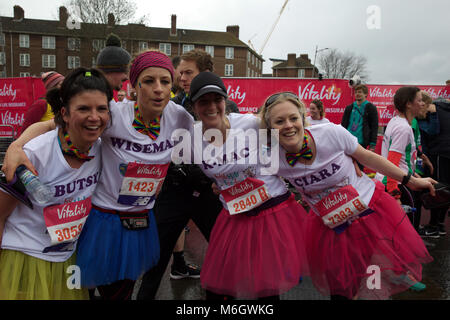 Greenwich,UK,4 Marzo 2018,la vitalità grande metà: è una nuova mezza maratona a partire da Tower Bridge e da finire con il Cutty Sark a Greenwich, passando attraverso il distretto di Southwark, Tower Hamlets, Lewisham e Greenwich. Essa è stata creata da London Marathon Eventi Ltd. Vi è anche una vitalità del grande Festival nel parco di Greenwich.©Keith Larby/Alamy Live News Foto Stock