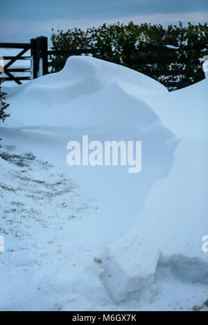 After Effects di tempesta Emma è visto nel borgo marinaro di Abersoch, con pesanti derive di neve, vento, neve sulla spiaggia e un porto congelati. Foto Stock