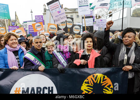 Westminster, Londra, 4 marzo 2018. Sindaco Sadiq Khan conduce il marzo con Bianca Jagger, Sandi Tonsvik, e altri. Migliaia di cartellone di cuscinetto di uomini e donne a piedi attraverso Londra per l annuale Marzo 4 donne, ripercorrendo il Sufragette a due passi dal Milbank a Trafalgar Square. Il mese di marzo è organizzata dalla carità Care International in una campagna globale per chiedere la parità tra i sessi. Gli attori Michael Sheen e Anne-Marie Duff, bilancieri Biffy Clyro, Sue Perkins, Bianca JAGGER e il sindaco di Londra Sadiq Khan sono state tutte confermate di assistere a credito: Imageplotter News e sport/Alamy Live News Foto Stock