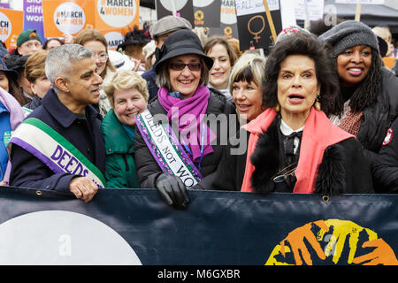 Westminster, Londra, 4 marzo 2018. Sindaco Sadiq Khan conduce il marzo con Bianca Jagger, Sandi Tonsvik, e altri. Migliaia di cartellone di cuscinetto di uomini e donne a piedi attraverso Londra per l annuale Marzo 4 donne, ripercorrendo il Sufragette a due passi dal Milbank a Trafalgar Square. Il mese di marzo è organizzata dalla carità Care International in una campagna globale per chiedere la parità tra i sessi. Gli attori Michael Sheen e Anne-Marie Duff, bilancieri Biffy Clyro, Sue Perkins, Bianca JAGGER e il sindaco di Londra Sadiq Khan sono state tutte confermate di assistere a credito: Imageplotter News e sport/Alamy Live News Foto Stock