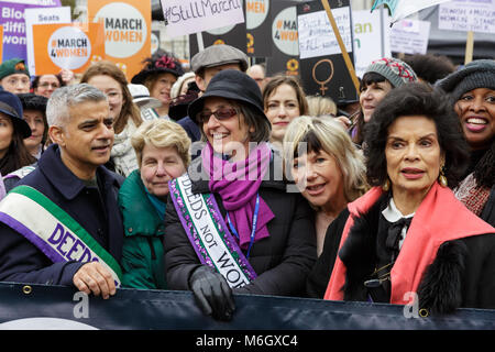 Westminster, Londra, 4 marzo 2018. Sindaco Sadiq Khan conduce il marzo con Bianca Jagger, Sandi Tonsvik, e altri. Migliaia di cartellone di cuscinetto di uomini e donne a piedi attraverso Londra per l annuale Marzo 4 donne, ripercorrendo il Sufragette a due passi dal Milbank a Trafalgar Square. Il mese di marzo è organizzata dalla carità Care International in una campagna globale per chiedere la parità tra i sessi. Gli attori Michael Sheen e Anne-Marie Duff, bilancieri Biffy Clyro, Sue Perkins, Bianca JAGGER e il sindaco di Londra Sadiq Khan sono state tutte confermate di assistere a credito: Imageplotter News e sport/Alamy Live News Foto Stock