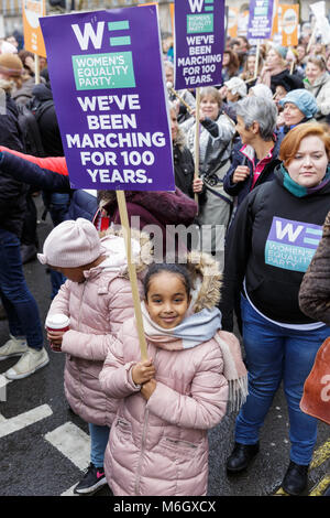 Westminster, Londra, 4 marzo 2018. Migliaia di cartellone di cuscinetto di uomini e donne a piedi attraverso Londra per l annuale Marzo 4 donne, ripercorrendo il Sufragette a due passi dal Milbank a Trafalgar Square. Il mese di marzo è organizzata dalla carità Care International in una campagna globale per chiedere la parità tra i sessi. Gli attori Michael Sheen e Anne-Marie Duff, bilancieri Biffy Clyro, Sue Perkins, Bianca JAGGER e il sindaco di Londra Sadiq Khan sono state tutte confermate di assistere a credito: Imageplotter News e sport/Alamy Live News Foto Stock