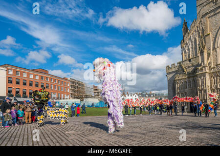 Exeter Devon, Regno Unito. 4th. Marzo 2018, Sun; Sole; Università di Exeter Capodanno cinese, il Drago e il leone danza nella cattedrale di credito Verde: Sebastian Wasek/Alamy Live News Foto Stock