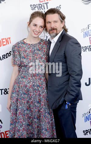 Maya Thurman-Hawke e Ethan Hawke frequentando la trentatreesima annuale di Film Independent Spirit Awards 2018 Il 3 marzo 2018 in Santa Monica, California. Credito: Geisler-Fotopress/Alamy Live News Foto Stock