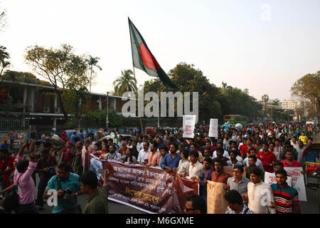 Dacca in Bangladesh. Mar 4, 2018. Marzo 4, 2018 Dacca in Bangladesh  Gonojagoron Moncho e altre organizzazioni di portare fuori una protesta al rally Shahbag, Dhaka il 4 marzo 2018, Dacca in Bangladesh. Protestano contro l'attacco sulla prominente scrittore e Shahjalal Università di Scienza e Tecnologia Il Professor Md Zafar Iqbal sul 03 marzo 2018 in Slyhet. © Monirul Alam Credito: Monirul Alam/ZUMA filo/Alamy Live News Foto Stock