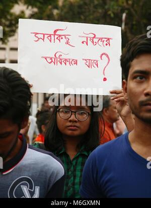 Dacca in Bangladesh. Mar 4, 2018. Marzo 4, 2018 Dacca in Bangladesh  Gonojagoron Moncho e altre organizzazioni di portare fuori una protesta al rally Shahbag, Dhaka il 4 marzo 2018, Dacca in Bangladesh. Protestano contro l'attacco sulla prominente scrittore e Shahjalal Università di Scienza e Tecnologia Il Professor Md Zafar Iqbal sul 03 marzo 2018 in Slyhet. © Monirul Alam Credito: Monirul Alam/ZUMA filo/Alamy Live News Foto Stock