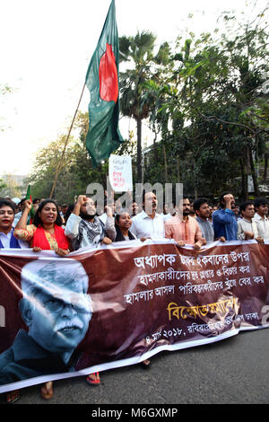 Dacca in Bangladesh. Mar 4, 2018. Marzo 4, 2018 Dacca in Bangladesh  Gonojagoron Moncho e altre organizzazioni di portare fuori una protesta al rally Shahbag, Dhaka il 4 marzo 2018, Dacca in Bangladesh. Protestano contro l'attacco sulla prominente scrittore e Shahjalal Università di Scienza e Tecnologia Il Professor Md Zafar Iqbal sul 03 marzo 2018 in Slyhet. © Monirul Alam Credito: Monirul Alam/ZUMA filo/Alamy Live News Foto Stock