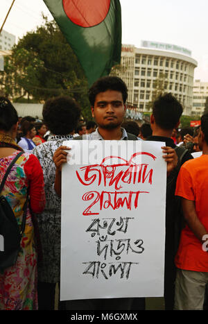 Dacca in Bangladesh. Mar 4, 2018. Marzo 4, 2018 Dacca in Bangladesh  Gonojagoron Moncho e altre organizzazioni di portare fuori una protesta al rally Shahbag, Dhaka il 4 marzo 2018, Dacca in Bangladesh. Protestano contro l'attacco sulla prominente scrittore e Shahjalal Università di Scienza e Tecnologia Il Professor Md Zafar Iqbal sul 03 marzo 2018 in Slyhet. © Monirul Alam Credito: Monirul Alam/ZUMA filo/Alamy Live News Foto Stock