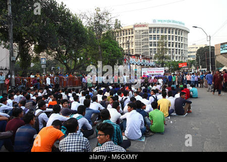 Dacca in Bangladesh. Mar 4, 2018. Marzo 4, 2018 Dacca in Bangladesh  Gonojagoron Moncho e altre organizzazioni di portare fuori una protesta al rally Shahbag, Dhaka il 4 marzo 2018, Dacca in Bangladesh. Protestano contro l'attacco sulla prominente scrittore e Shahjalal Università di Scienza e Tecnologia Il Professor Md Zafar Iqbal sul 03 marzo 2018 in Slyhet. © Monirul Alam Credito: Monirul Alam/ZUMA filo/Alamy Live News Foto Stock