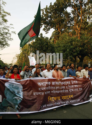 Dacca in Bangladesh. Mar 4, 2018. Marzo 4, 2018 Dacca in Bangladesh  Gonojagoron Moncho e altre organizzazioni di portare fuori una protesta al rally Shahbag, Dhaka il 4 marzo 2018, Dacca in Bangladesh. Protestano contro l'attacco sulla prominente scrittore e Shahjalal Università di Scienza e Tecnologia Il Professor Md Zafar Iqbal sul 03 marzo 2018 in Slyhet. © Monirul Alam Credito: Monirul Alam/ZUMA filo/Alamy Live News Foto Stock