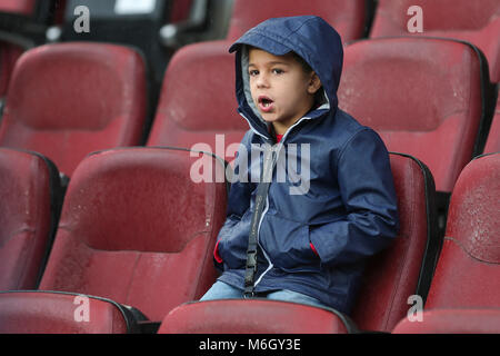 Barcellona, Spagna. 04 Mar, 2018. Figlio di Diego Simeone seduto in stand durante il match tra FC Barcelona contro l'Atletico Madrid, per il round 27 del Liga Santander, giocato al Camp Nou Stadium il 4 marzo 2018 a Barcellona, Spagna. Credito: Gtres Información más Comuniación on line, S.L./Alamy Live News Foto Stock