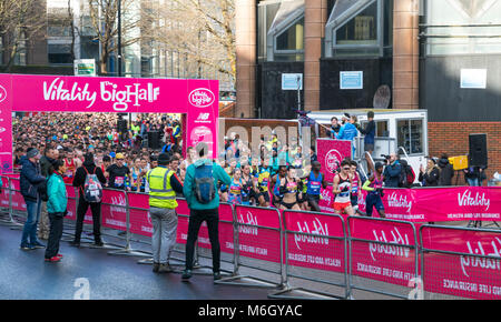 4 Marzo 2018 - Londra, Inghilterra. La vitalità grande mezza maratona a partire da Tower Bridge. Credito: AndKa/Alamy Live News Foto Stock