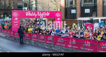 4 Marzo 2018 - Londra, Inghilterra. La grande vitalità metà: una mezza maratona a partire da Tower Bridge. Credito: AndKa/Alamy Live News Foto Stock
