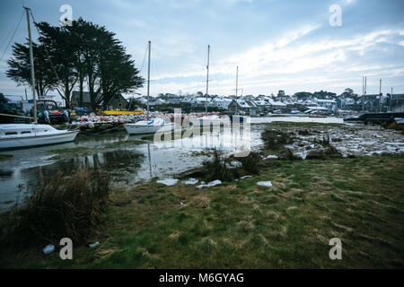 After Effects di tempesta Emma è visto nel borgo marinaro di Abersoch, con pesanti derive di neve, vento, neve sulla spiaggia e un porto congelati. Foto Stock