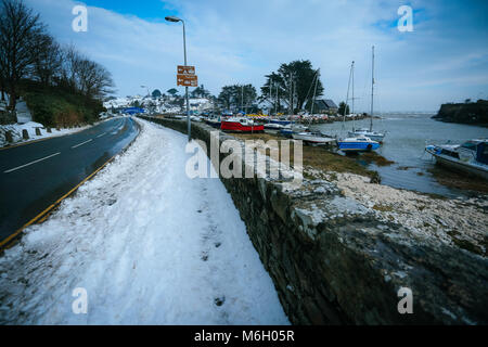 After Effects di tempesta Emma è visto nel borgo marinaro di Abersoch, con pesanti derive di neve, vento, neve sulla spiaggia e un porto congelati. Foto Stock