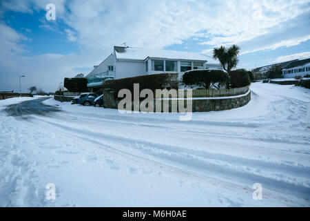 After Effects di tempesta Emma è visto nel borgo marinaro di Abersoch, con pesanti derive di neve, vento, neve sulla spiaggia e un porto congelati. Foto Stock