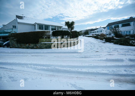 After Effects di tempesta Emma è visto nel borgo marinaro di Abersoch, con pesanti derive di neve, vento, neve sulla spiaggia e un porto congelati. Foto Stock