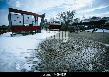 After Effects di tempesta Emma è visto nel borgo marinaro di Abersoch, con pesanti derive di neve, vento, neve sulla spiaggia e un porto congelati. Foto Stock